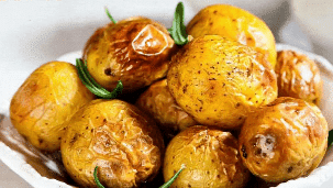Картофель запеченный с розмарином и чесноком