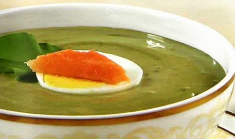 Щавелевый суп с копченым лососем