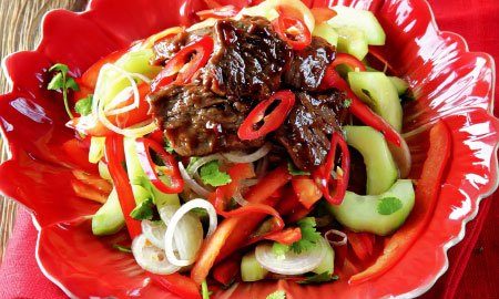 Тайский салат с говядиной.