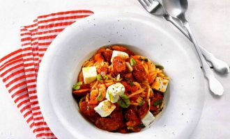Спагетти с колбасками, помидорами и рассольным сыром.