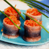 Рольмопсы из сельди с луком и морковью.