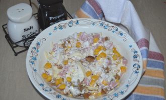 Студенческий салат с сухариками и кукурузой