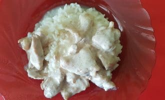 Куриное филе в сметано-грибном соусе