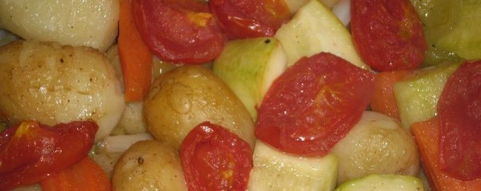 Запеченный картофель с овощами в духовке