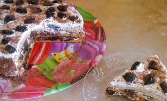 Бисквитный торт с черносливом и сметанным кремом