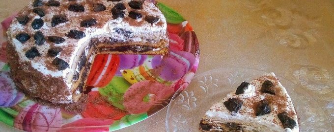Бисквитный торт с черносливом и сметанным кремом