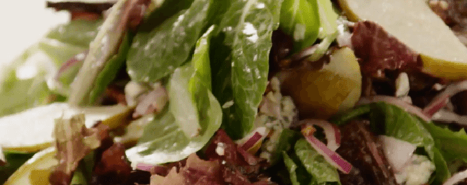 Салат с грушами и сыром с плесенью