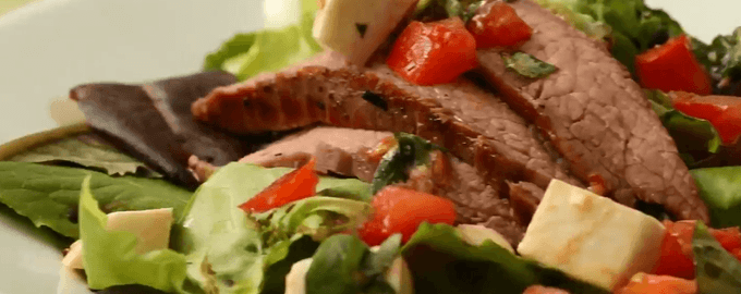 Салат капрезе с мясом
